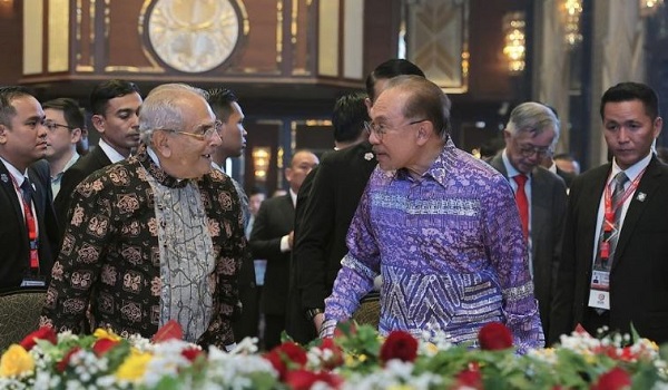 Kemesraan jelas terpampang di wajah dua pemimpin, Jose Ramos-Horta (kiri) dan Perdana Menteri, Datuk Seri Anwar Ibrahim / Foto BERNAMA